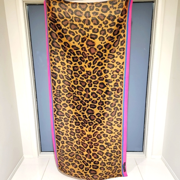 Leopard print neck scarf. - Picture 2 of 3